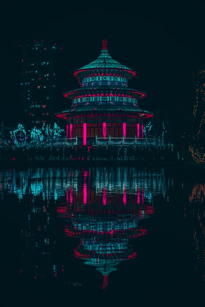 夜间水体附近的绿色和红色建筑